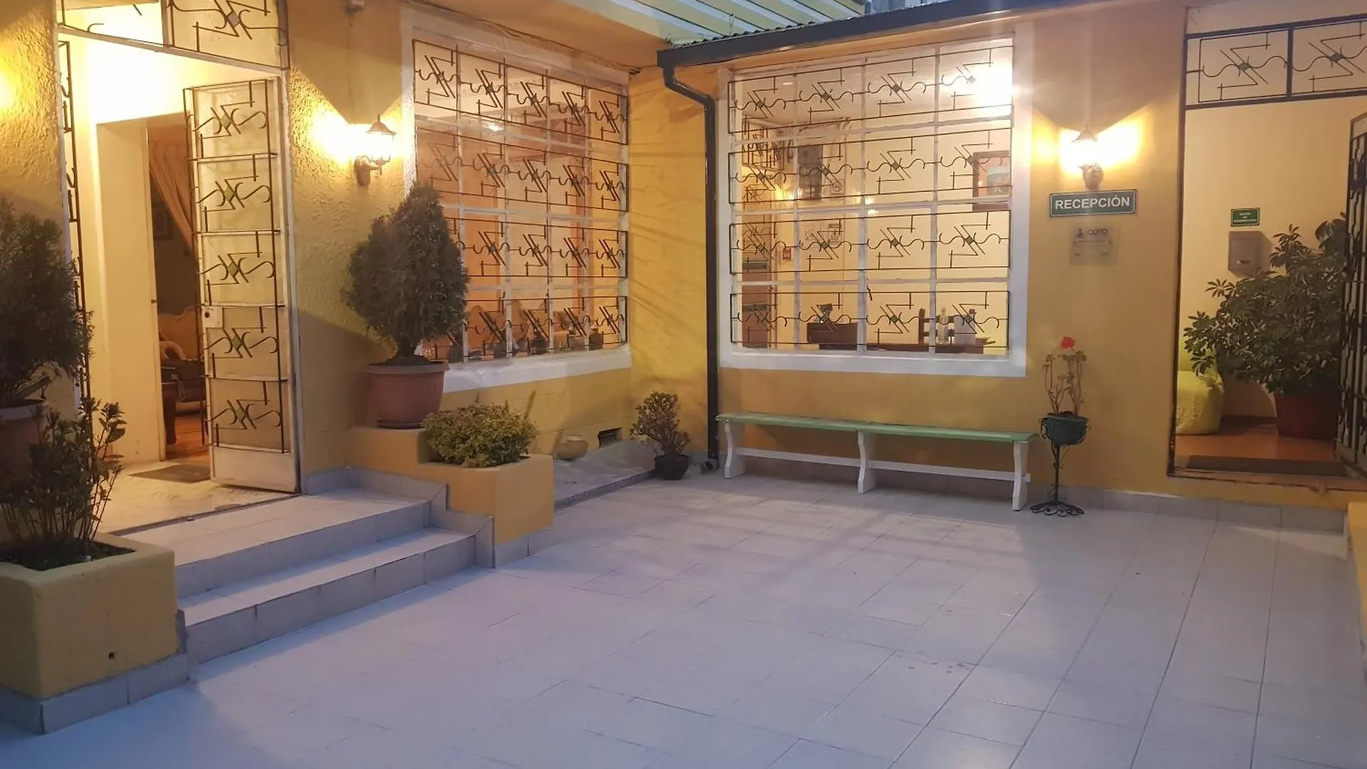 Petite Maison Quito 2*,  Ecuador